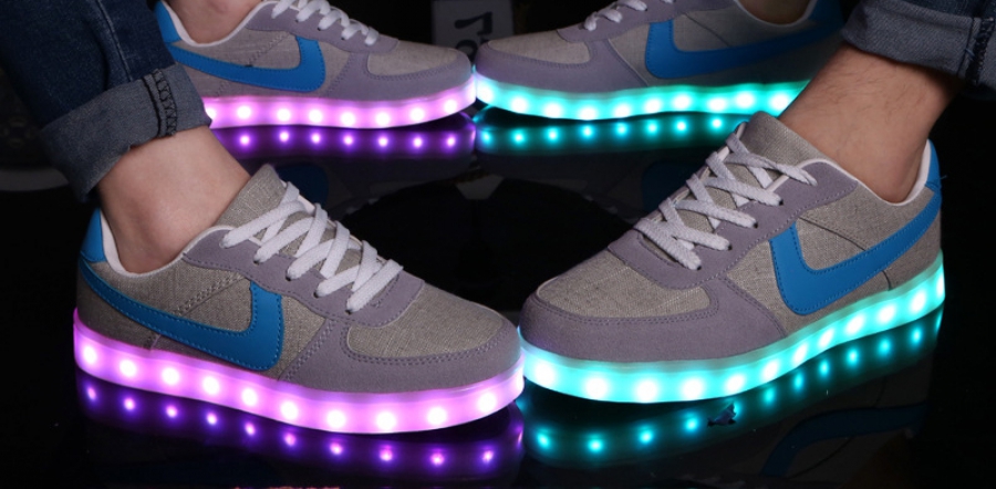 Chaussures de sport à semelles légères. Chaussures de sport à semelles de rétroéclairage à LED