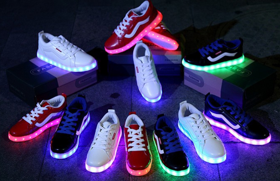 chaussures de sport incandescentes