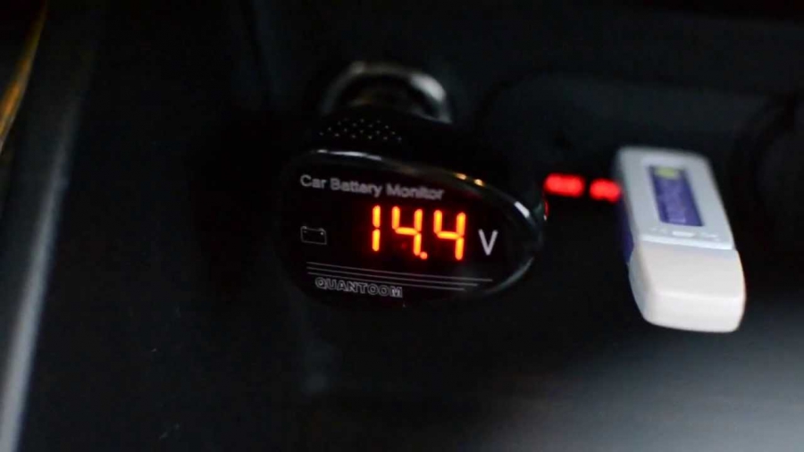 Thermomètre voiture voltmètre dans l'allume-cigare